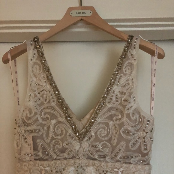 Wedding dress. Never worn. - Picture 4 of 6